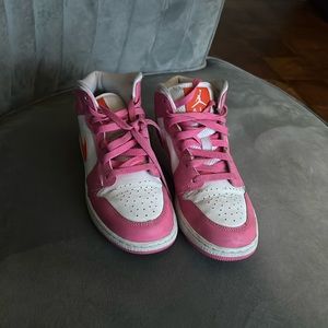 Pink and white Jordan 1’s with orange check size 4.5 mid condition.